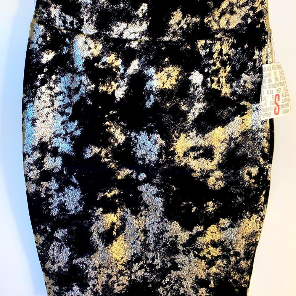 Small Black and chrome Lularoe elegant Cassie